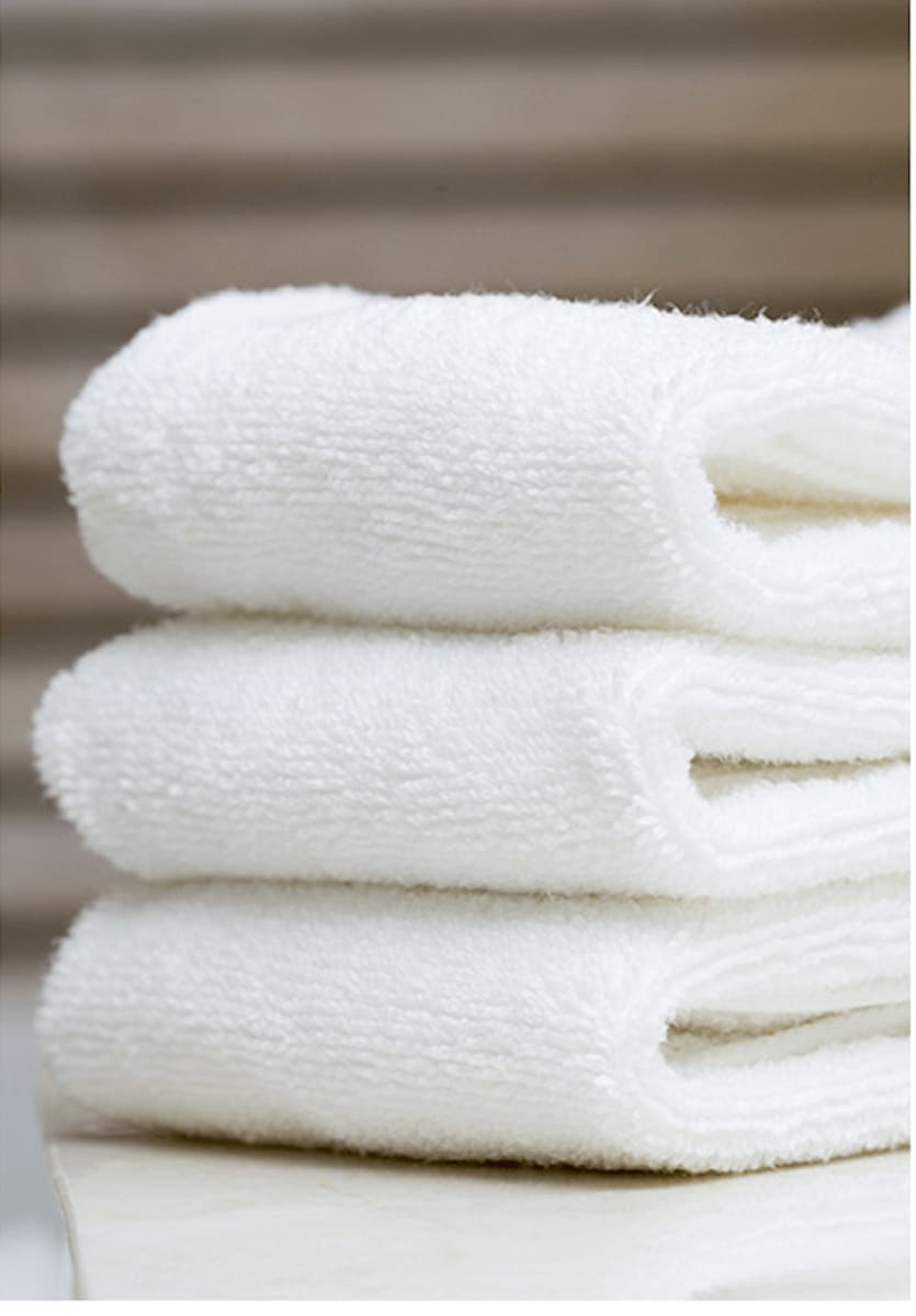Serviettes de bain blanches sur machine à laver Whirlpool